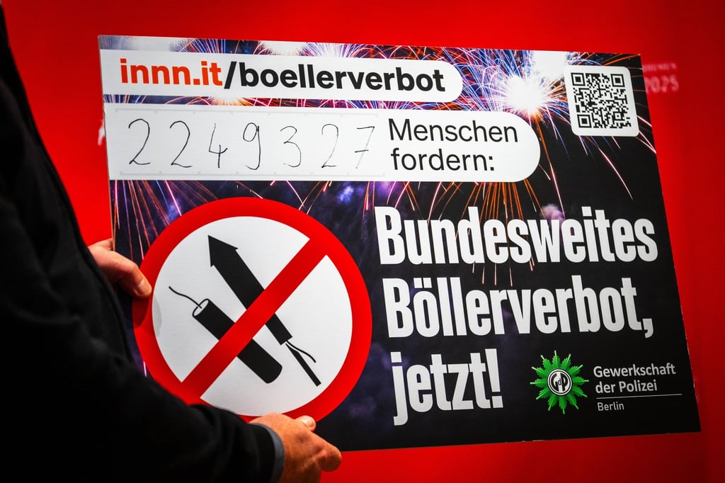 Die Gewerkschaft der Polizei Berlin hat eine Petition für ein Böllerverbot an den Vorsitzenden der Innenministerkonferenz Ulrich Mäurer (SPD) übergeben.