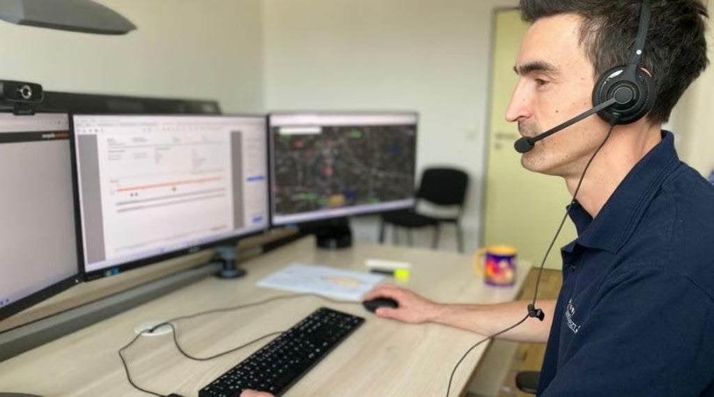 Manchmal laufen drei Einsätze parallel: Notfalmediziner Sascha Kolokowsky ist Telenotarzt in der Leitstelle in Halle.