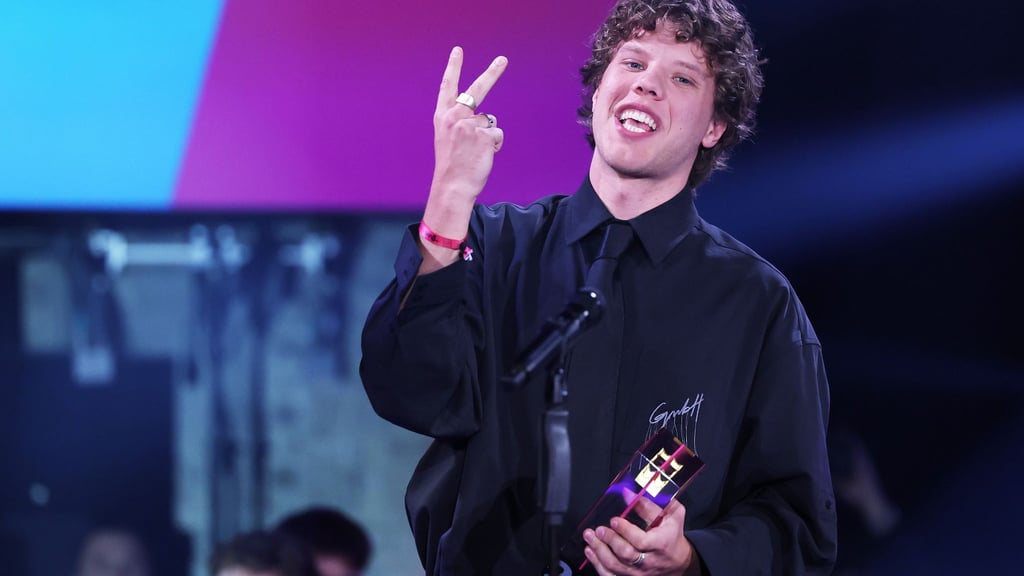 Er glaubt es selbst kaum: Sänger Zartmann hat gleich zwei Kronen gewonnen.