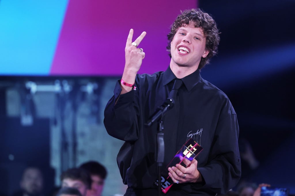 Er glaubt es selbst kaum: Sänger Zartmann hat gleich zwei Kronen gewonnen.