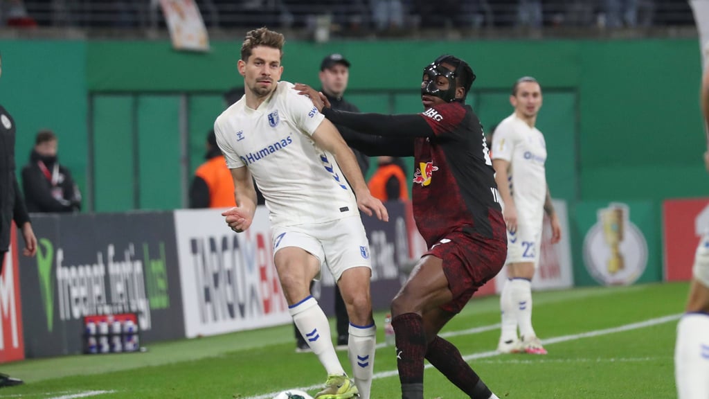 Yan Diomande (r.) im Pokal-Spiel gegen den 1. FC Magdeburg.