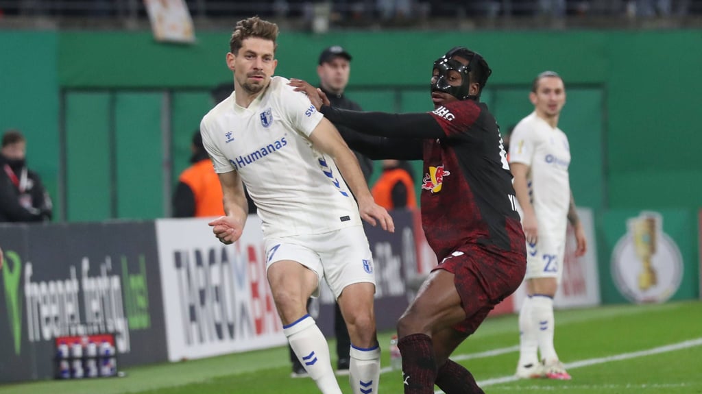 Yan Diomande (r.) im Pokal-Spiel gegen den 1. FC Magdeburg.