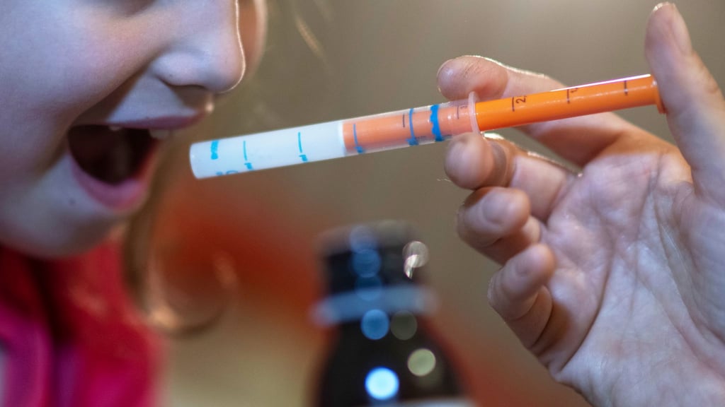 Vor wenigen Jahren waren Fiebersäfte für Kinder knapp, nun hat sich die Lage gebessert (Archivbild)