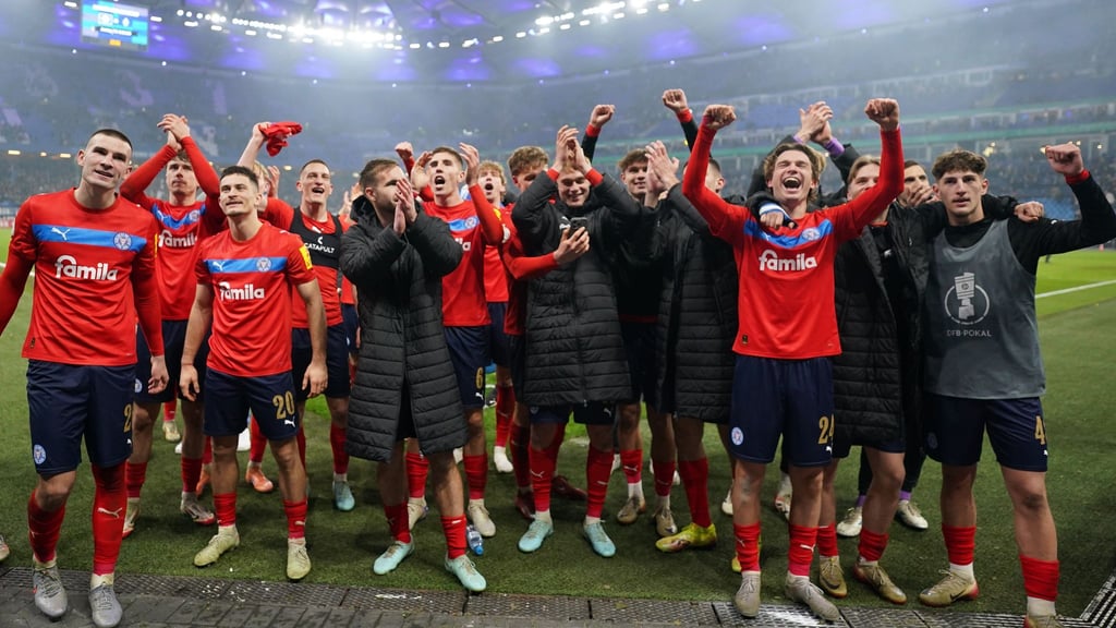 Kiel feiert mit dem Fans nach dem Pokalerfolg beim HSV.