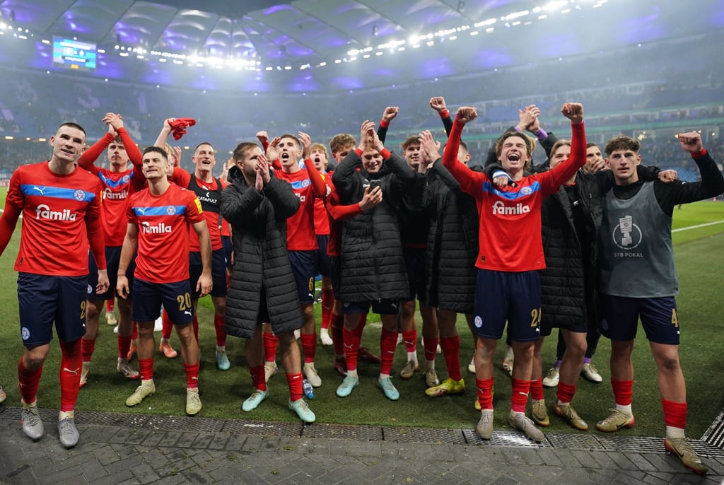 Kiel feiert mit dem Fans nach dem Pokalerfolg beim HSV.