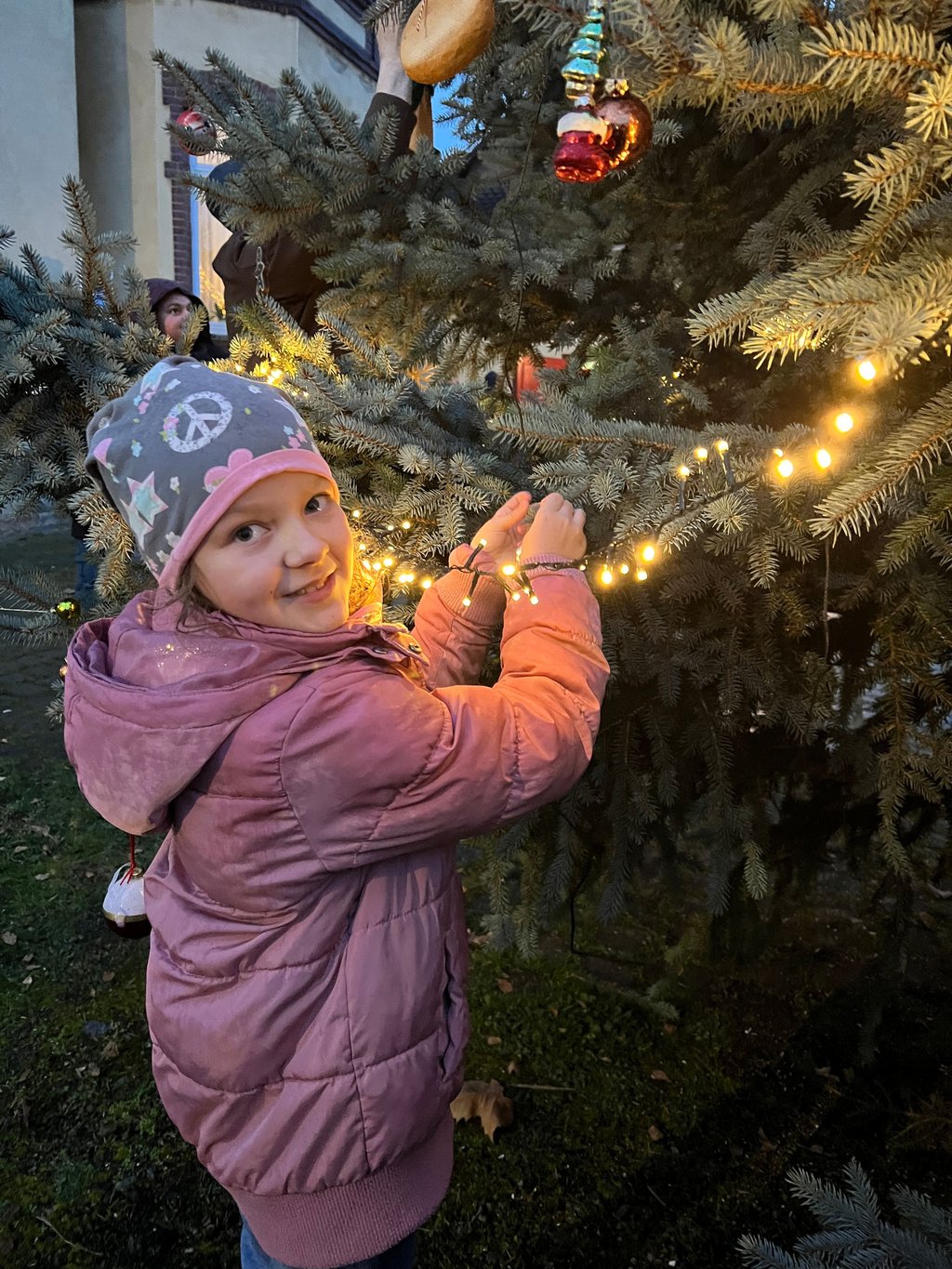 Die kleine Svea half ebenfalls mit, den Baum in Anderbeck zu verschönern.