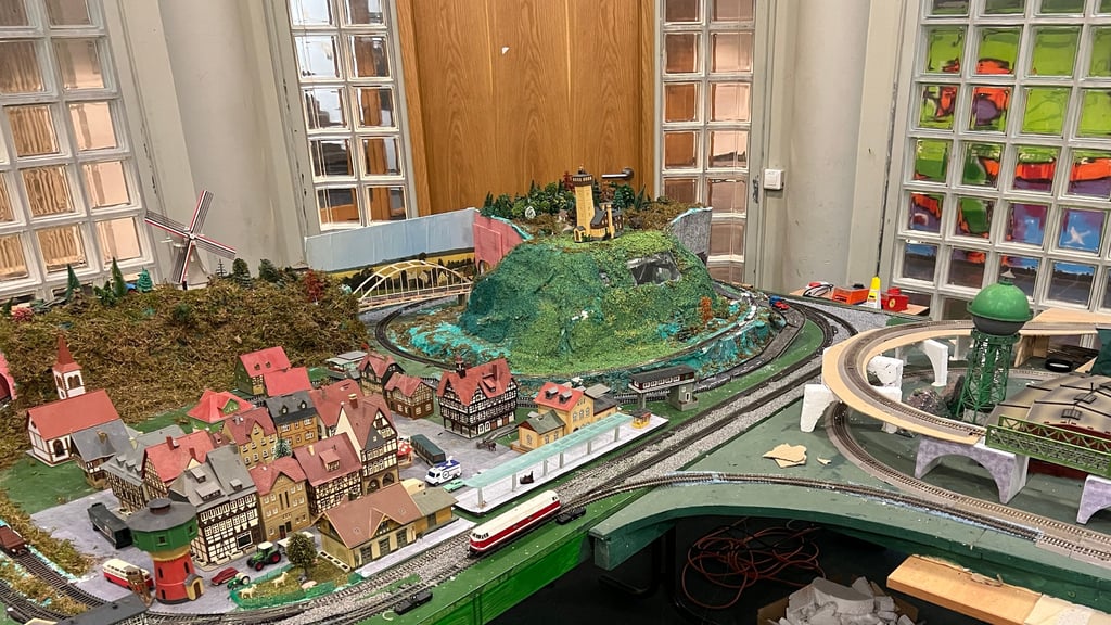 Tüftler, Bastler und Konstrukteure jeden Alters sind im Raum Osterwieck gesucht, um sich - ähnlich wie hier - gemeinsam mit Miniaturwelten und Modellbau zu beschäftigen.