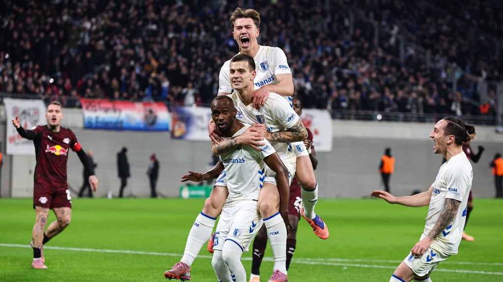 Torschütze Silas Gnaka (v.l.), Mateusz Zukowski, Noah Pesch und Baris Atik bejubelten begeistert den Führungstreffer in Leipzig.