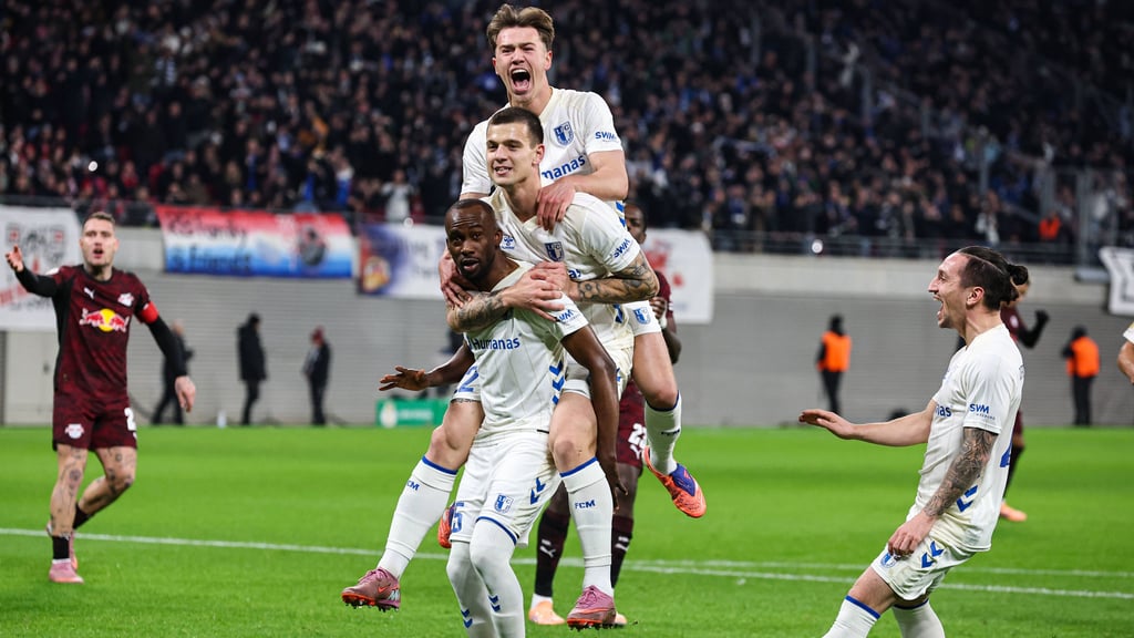 Torschütze Silas Gnaka (v.l.), Mateusz Zukowski, Noah Pesch und Baris Atik bejubelten begeistert den Führungstreffer in Leipzig.
