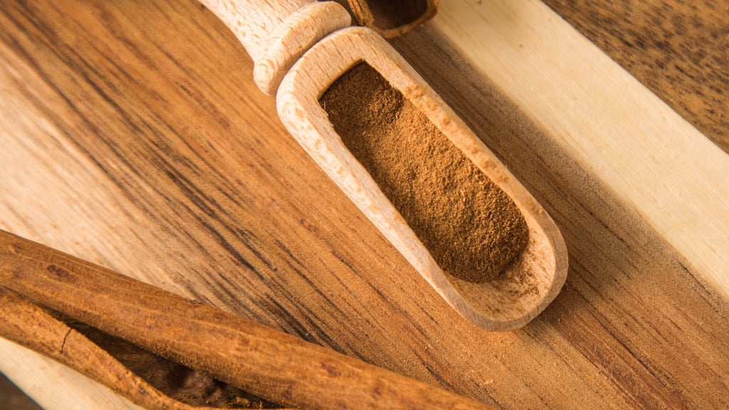 Zimtliebhaber aufgepasst! Wer viel mit Zimt würzt, sollte Ceylon-Zimt bevorzugen, da er deutlich weniger Cumarin als Cassia-Zimt aufweist, ein Aromastoff, der in hohen Mengen leberschädigend wirken kann.