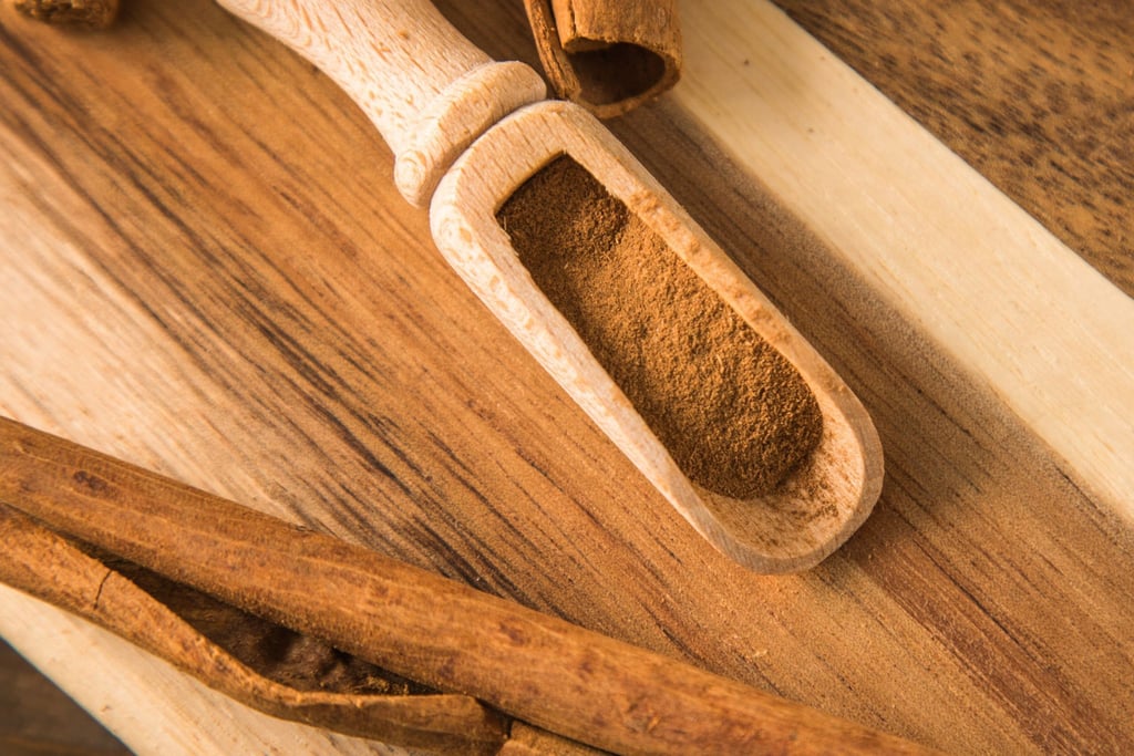 Zimtliebhaber aufgepasst! Wer viel mit Zimt würzt, sollte Ceylon-Zimt bevorzugen, da er deutlich weniger Cumarin als Cassia-Zimt aufweist, ein Aromastoff, der in hohen Mengen leberschädigend wirken kann.