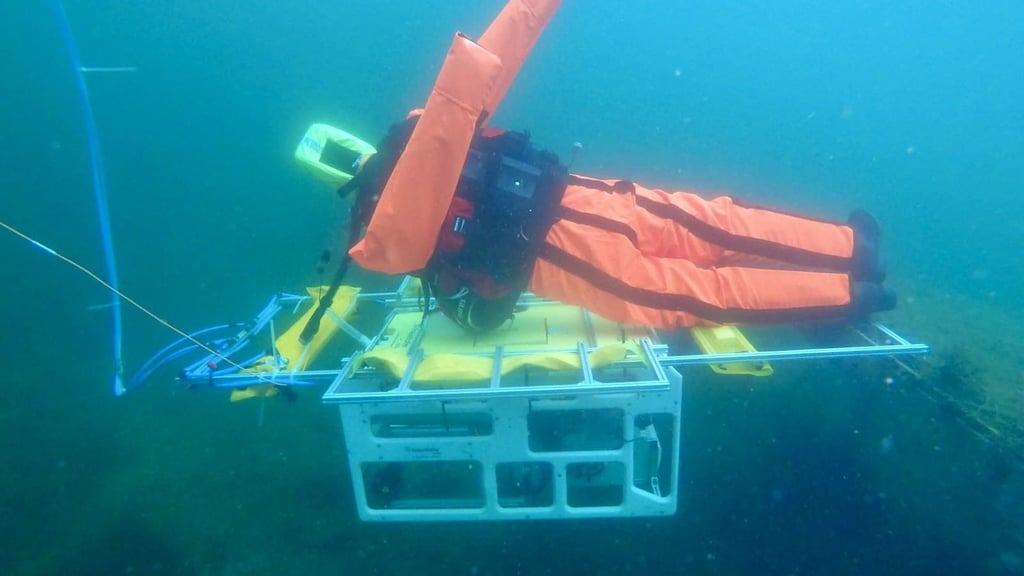 So sieht er aus, der Tauchroboter der DRK Wasserrettung in Halle. Hier hat er unter Wasser einen Dummy gegriffen.