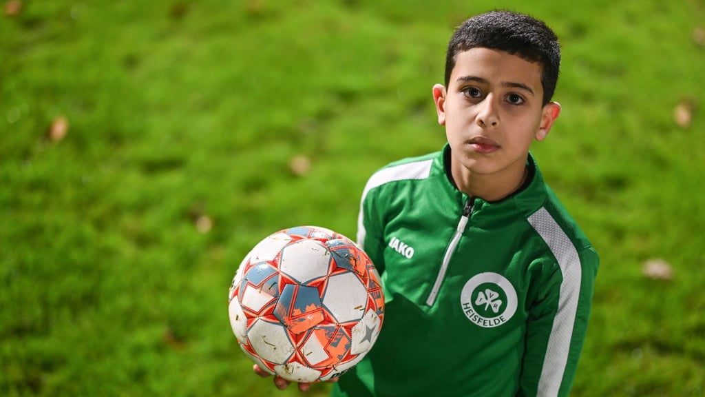 Der neunjährige Fußballer Wasen Al-Ali auf dem Sportplatz in Heisfelde.