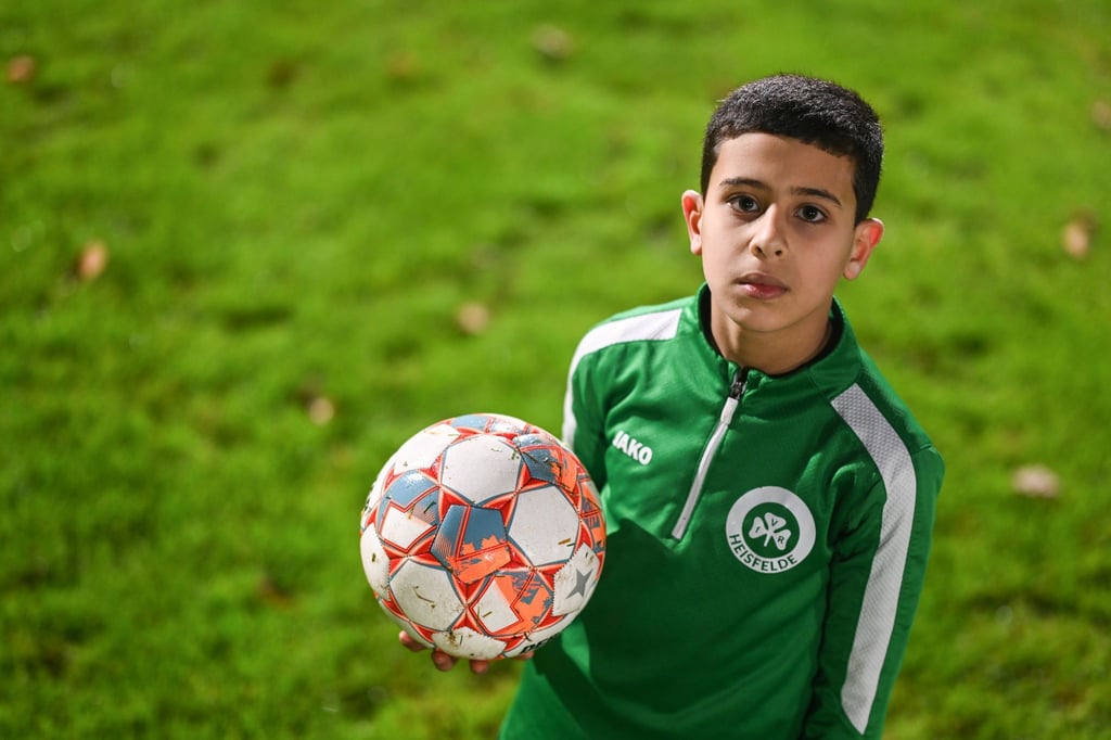 Der neunjährige Fußballer Wasen Al-Ali auf dem Sportplatz in Heisfelde.