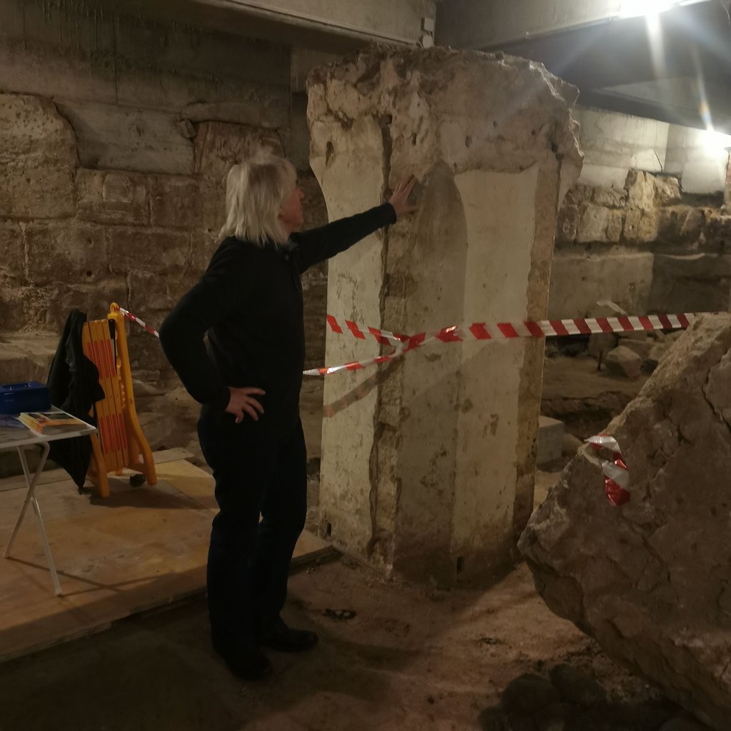 Gerald Eggert zeigt eine der beiden verbliebenen Säulen. Das dazugehörige Kapitell liegt rechts daneben.