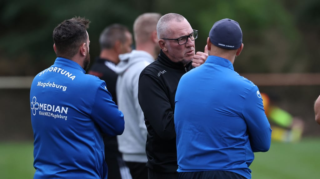 Dirk Hannemann (2. v. r.) hofft auf die Bereitschaft seines Teams, die Heimserie fortzusetzen.  