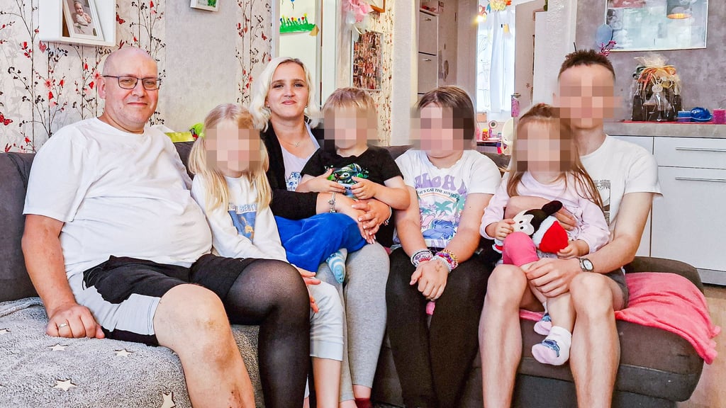 Familie Moratschke mit fünf ihrer sechs Kinder soll aus ihrer Wohnung in der Lucas-Cranach-Straße in Stendal ausziehen, weil sie sich öffentlich über Kakerlaken und andere Misstände beschwert hatten. Das Amtgericht gab der Familie Recht, doch vor dem Landgericht sieht es jetzt anders aus.&nbsp;&nbsp;