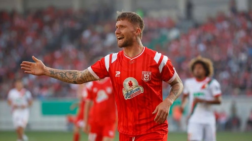 Jan Löhmannsröben (M.) spielte 2021 beim HFC mit Terrence Boyd zusammen.