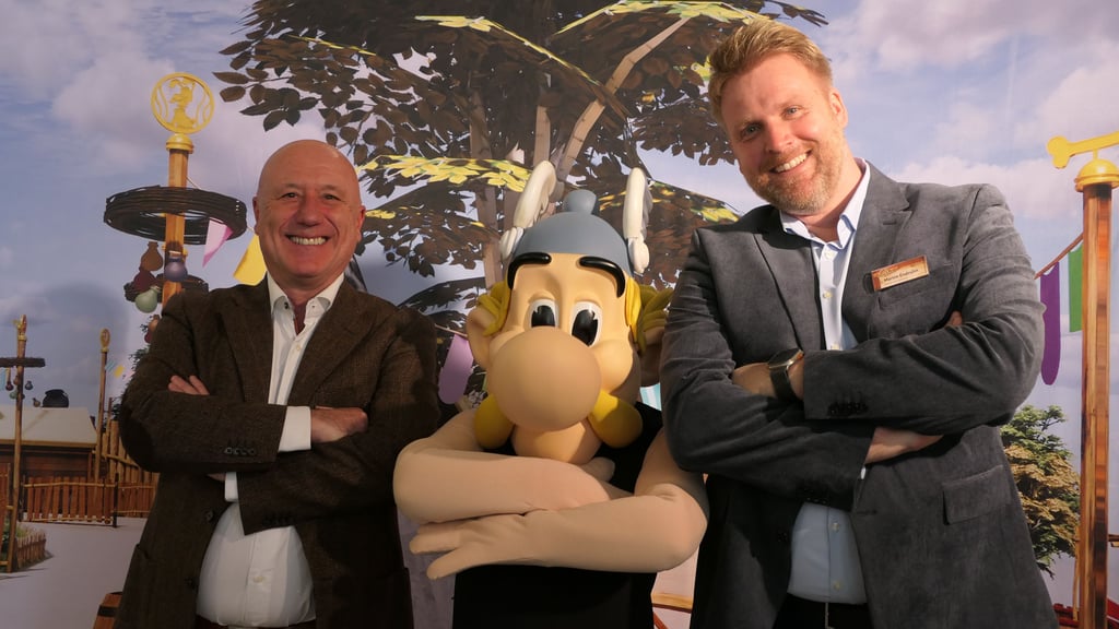 Asterix, Geschäftsführer Filip de Witte (l.) und Leiter Parc Operations Martin Endruhn hoffen, dass die Kraft der Gallier auch in Mitteldeutschland hilft