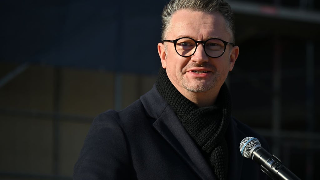 Im Thüringer Landtag wurde ein Gesetz zur Erwachsenenbildung angepasst. Bildungsminister Christian Tischner (CDU) sieht die Erwachsenenbildung durch eine Änderung der Finanzierung gestärkt. (Archivbild)