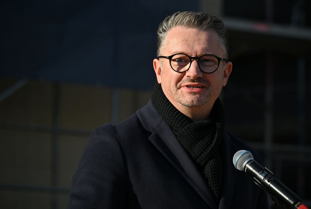 Im Thüringer Landtag wurde ein Gesetz zur Erwachsenenbildung angepasst. Bildungsminister Christian Tischner (CDU) sieht die Erwachsenenbildung durch eine Änderung der Finanzierung gestärkt. (Archivbild)