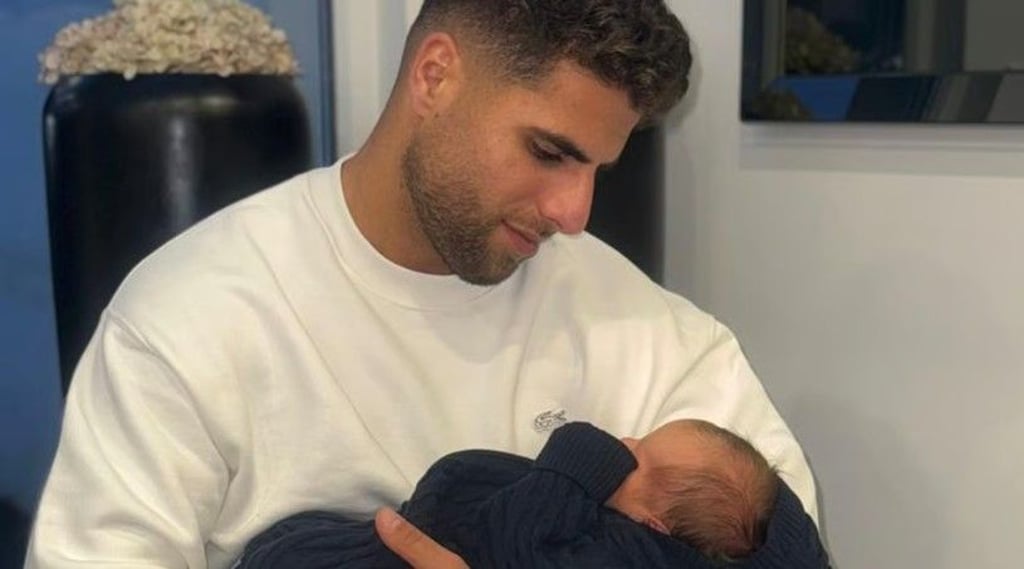 Malek Fakhro hat seinen Sohn Issam auf den Armen. Der HFC-Stürmer ist zum ersten Mal Vater geworden.