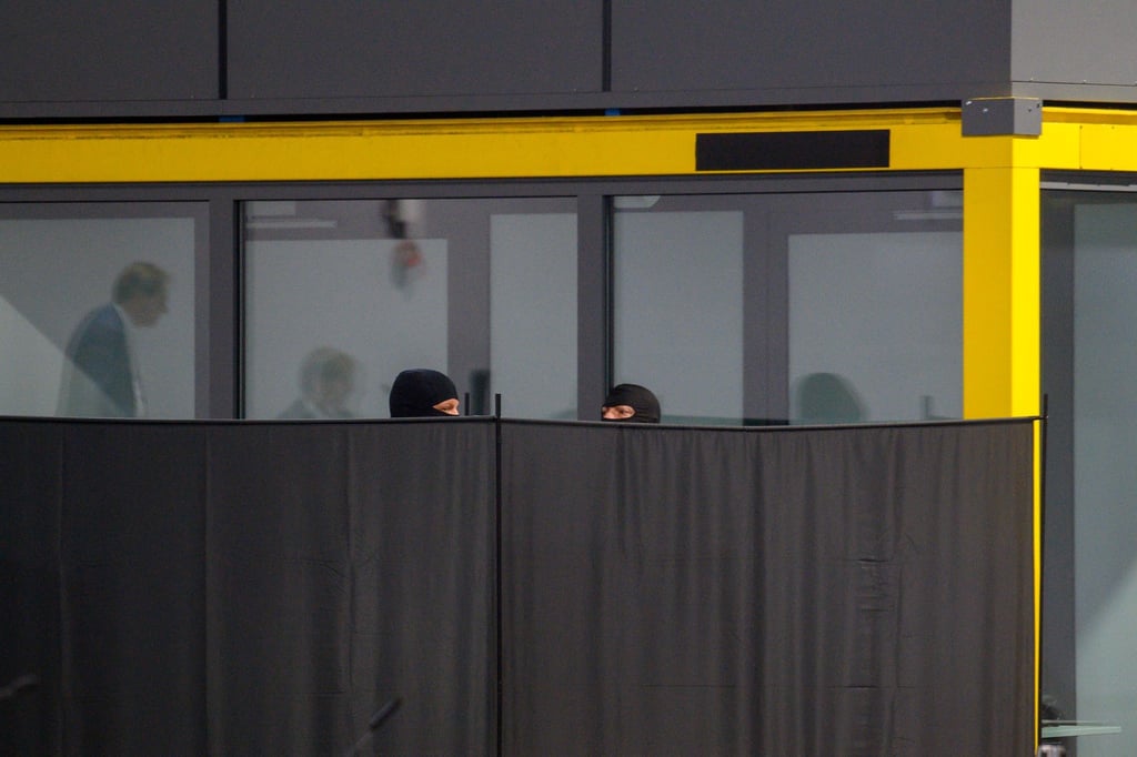 Zeitweise wurden Sichtschutzwände vor dem Angeklagten aufgestellt, weil die Zeugin ihm nicht ins Gesicht sehen wollte.