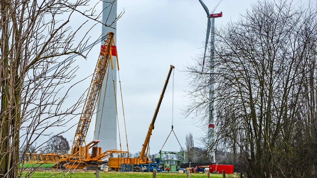 2021/2022 ließ RWE schon einmal einige seiner Windkraftanlagen bei Groß Ellingen in der Gemeinde Hohenberg-Krusemark repowern. Die jetzt für ein Repowering avisierten Windräder stehen außerhalb des Windvorranggebietes Krusemark-Ellingen. Um Klarheit zu schaffen, hat das Unternehmen nun gegen den Landkreis Stendal geklagt.