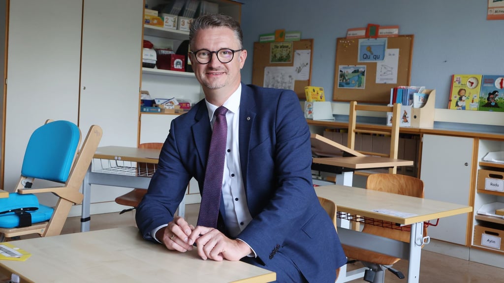 Die Freien Schulen in Thüringen bekommen mehr Geld - zur Freude von Bildungsminister Christian Tischner (CDU). (Archivbild)