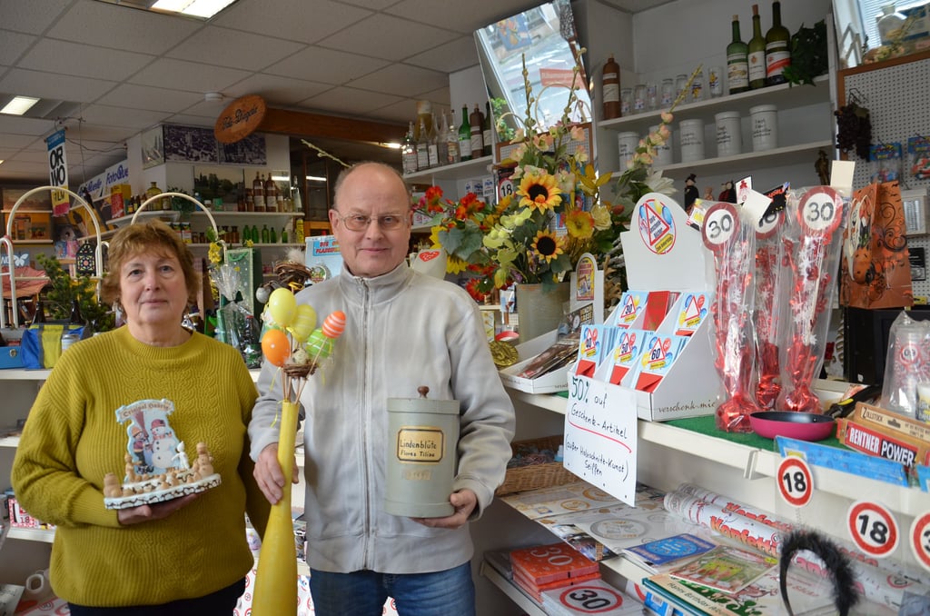 Kerstin und Hans-Joachim Weber zählen die Tage als Unternehmer in einem der letzten Staßfurter Traditionsgeschäfte. Am Abend des 29. Dezember gehen hier bei Drogen-Weber am Prinzenberg 7 nach 111 Jahren die Lichter aus. Nischen- und saisonale Angebote wie zu Weihnachten oder Ostern sind dann Geschichte.