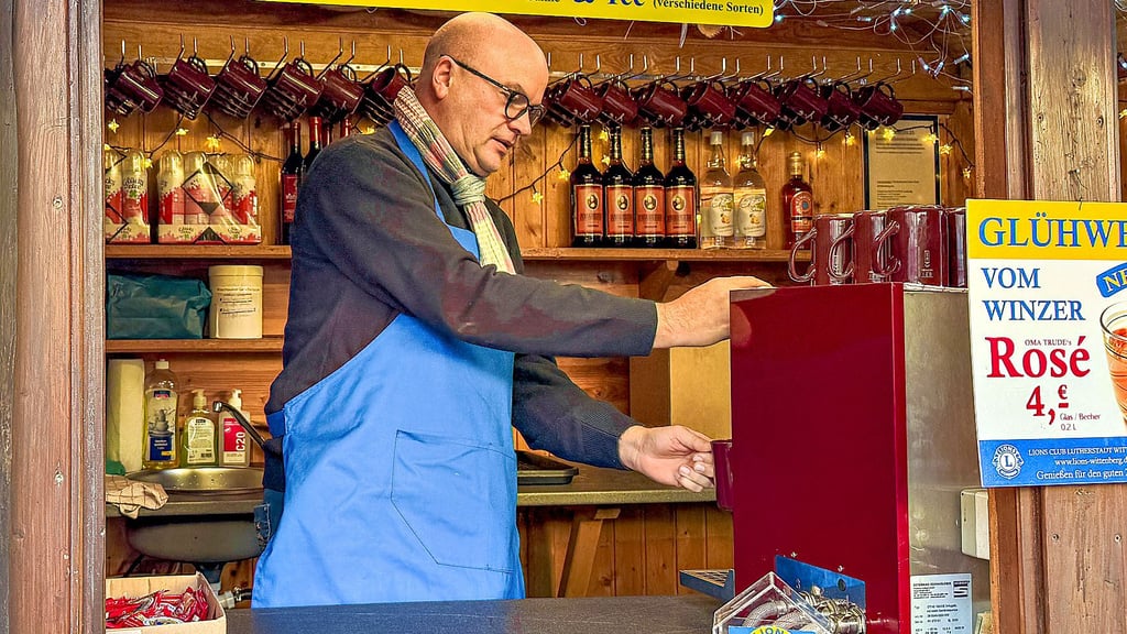 Sven Lorenz vom „Lions Club“ in Wittenberg schenkt auf dem Weihnachtsmarkt Glühwein aus. Der Stand bietet Frucht- und Winzerglühweine an. 