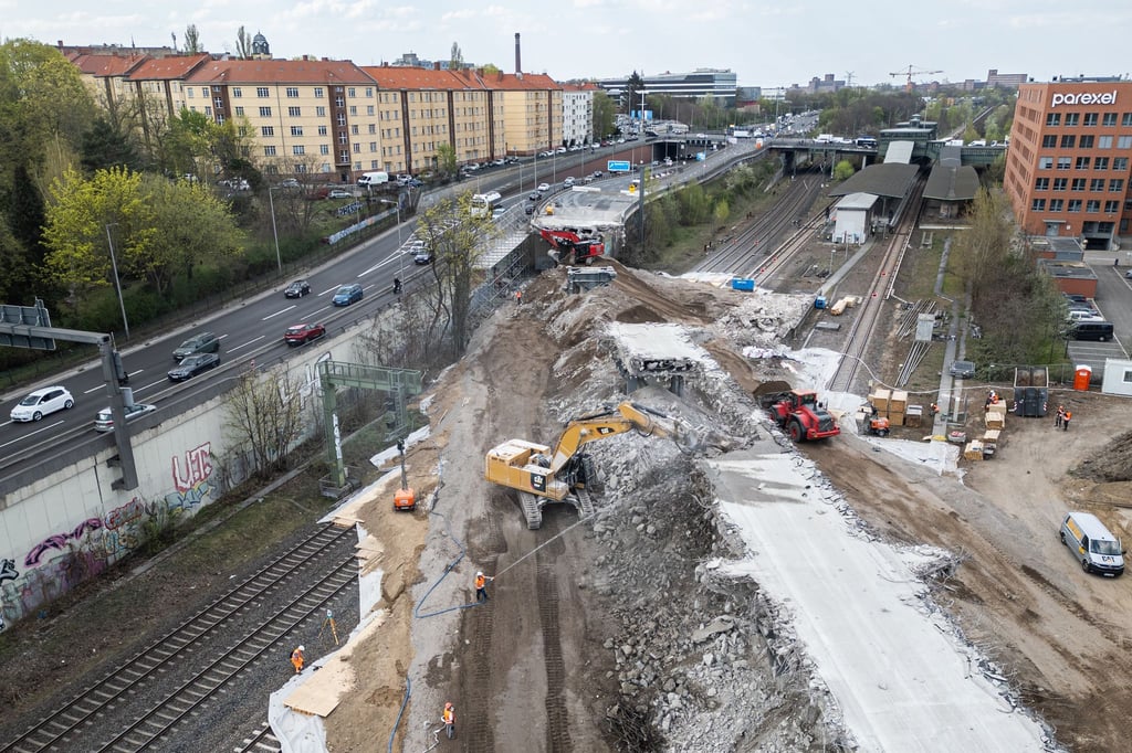 Die Westendbrücke wurde im April dieses Jahres abgerissen, der Neubau beginnt nun. (Archivbild)
