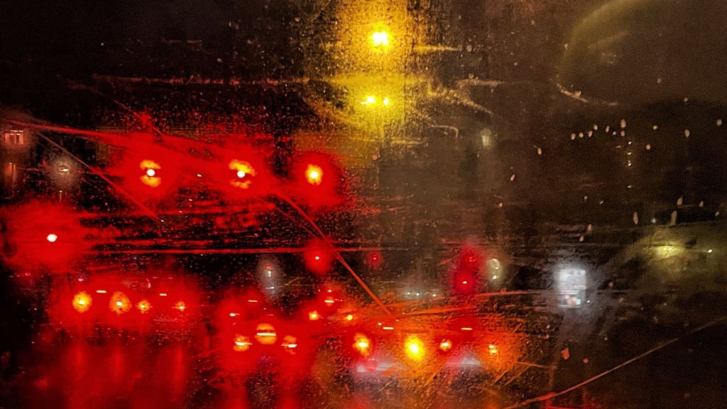 Beschlagene Autoscheiben entstehen häufig durch feuchte Luft im Innenraum: Heizung und Klimaanlage helfen, die Feuchtigkeit zu reduzieren.