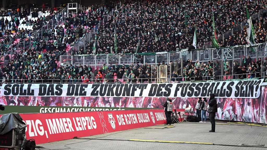 Fußballfans befürchten erhebliche Einschnitte durch die Politik. (Archivbild)