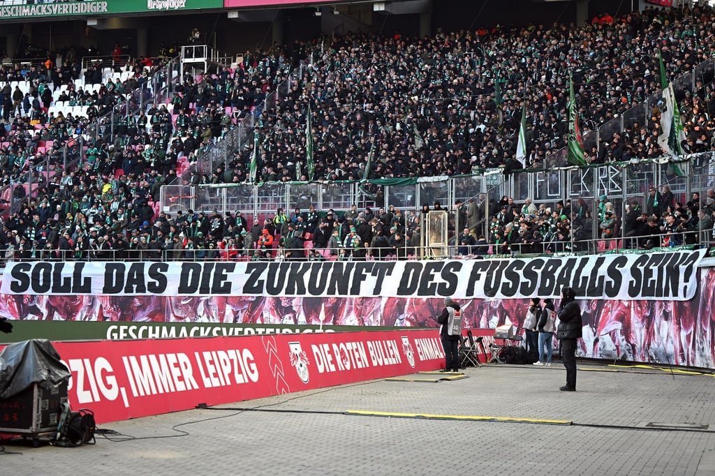 Fußballfans befürchten erhebliche Einschnitte durch die Politik. (Archivbild)