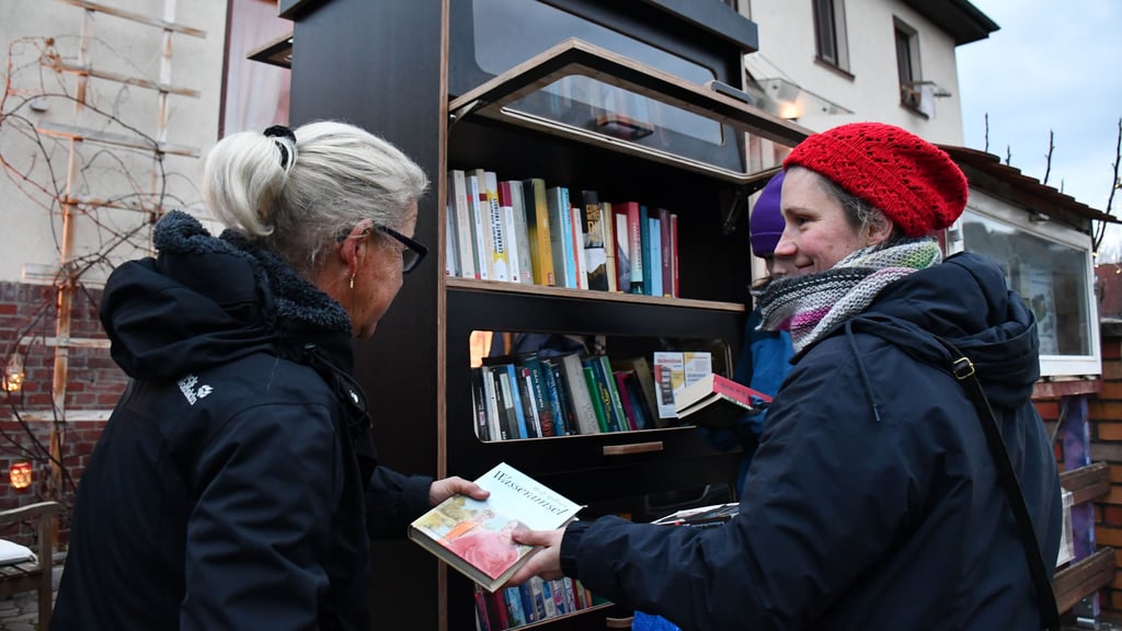 In Magdeburg wurde ein weiterer öffentlicher Bücherschrank aufgestellt. Jeder kann dort Bücher reinstellen und rausnehmen.