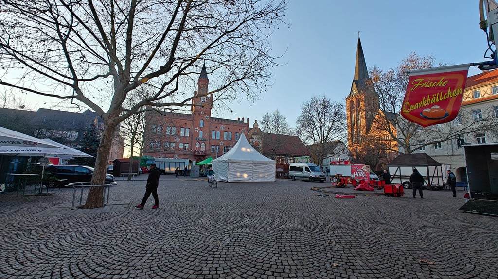 Der Aufbau des Weihnachtsmarktes in Bitterfeld hat bereits am Mittwoch begonnen.
