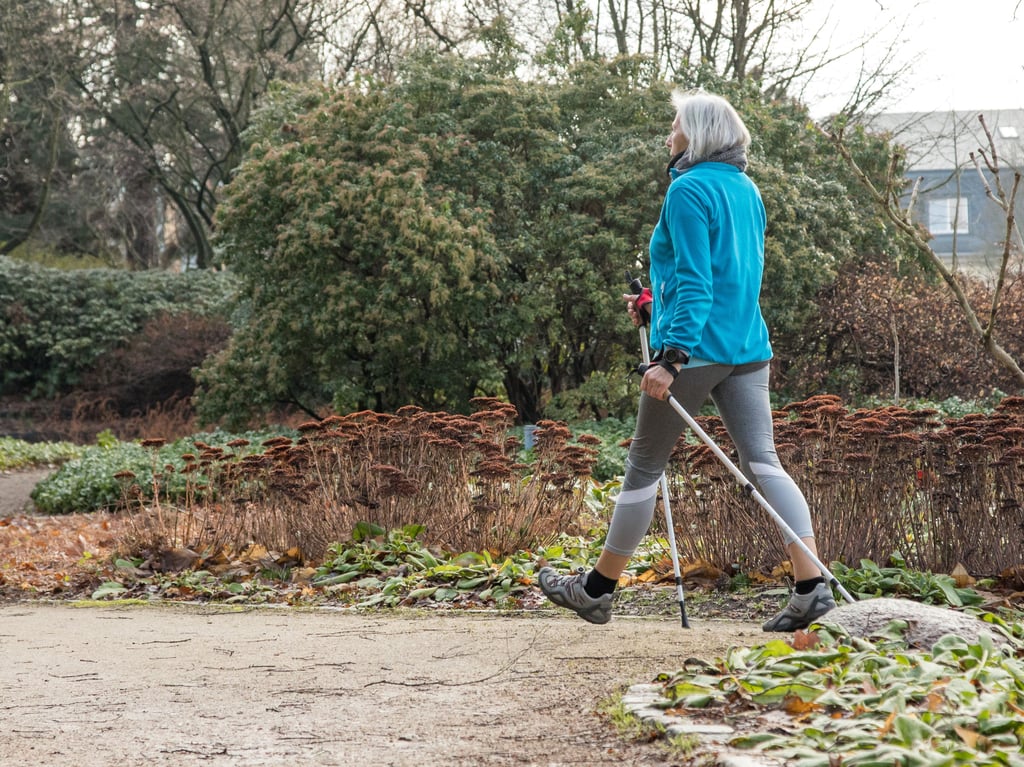 Nordic Walking ist auch für viele Menschen mit gesundheitlichen Problemen geeignet - und frische Luft ist immer gut - auch bei Herbst-Blues.