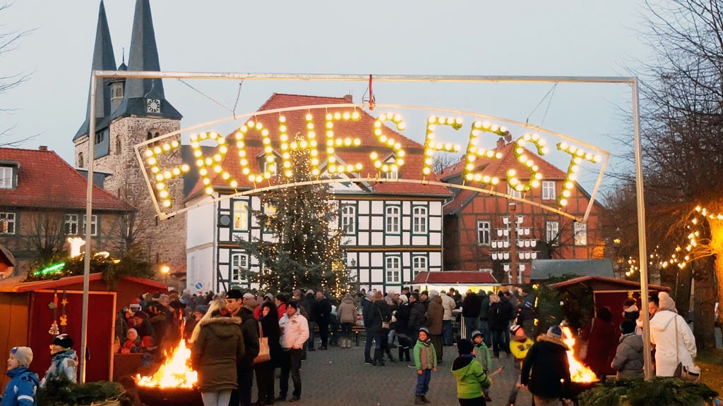 Blick auf den kleinen, beschaulichen Weihnachtsmarkt auf dem Derenburger Marktplatz vor dem historischen Rathaus.
