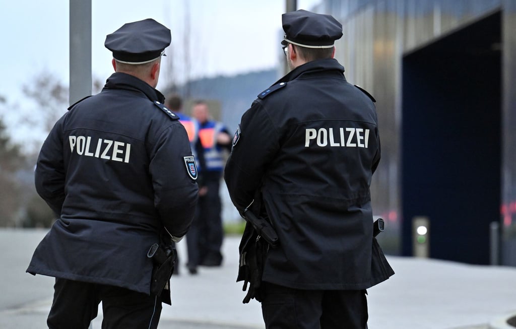 Thüringer Polizistinnen und Polizisten sollen Namensschilder tragen. Bei heiklen Einsätzen sind aber auch Nummern zur Identifizierung erlaubt. (Symbolbild)