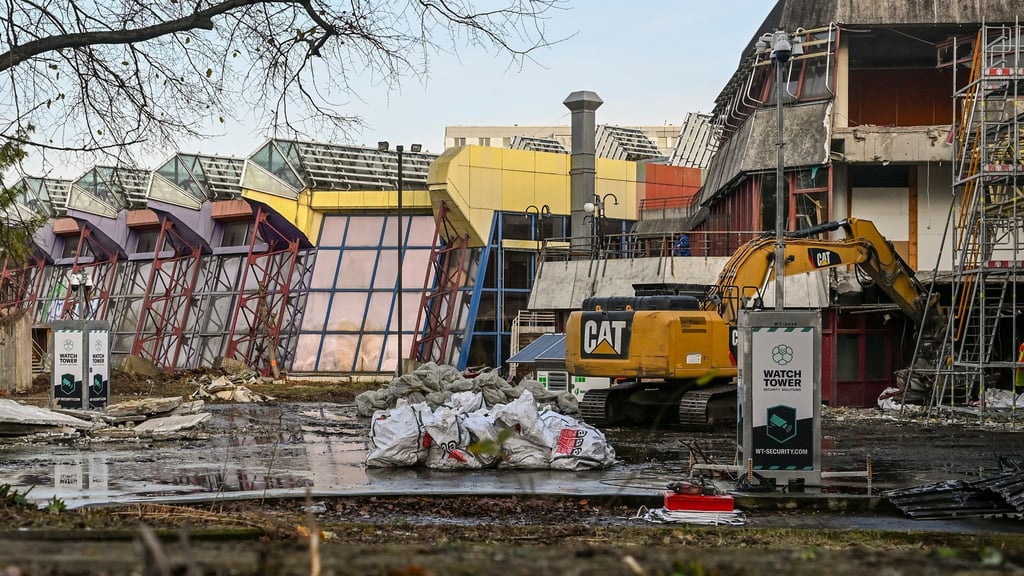 Über das ehemalige Sport- und Erholungszentrum (SEZ) in Berlin-Friedrichshain wird weiter gestritten. (Archivbild)