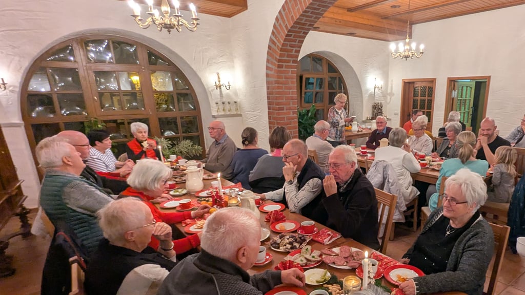 Volles Haus: Alle Plätze an der Kaffeetafel im Burgverbinder sind im Anschluss an den winterlichen Spaziergang gefüllt.