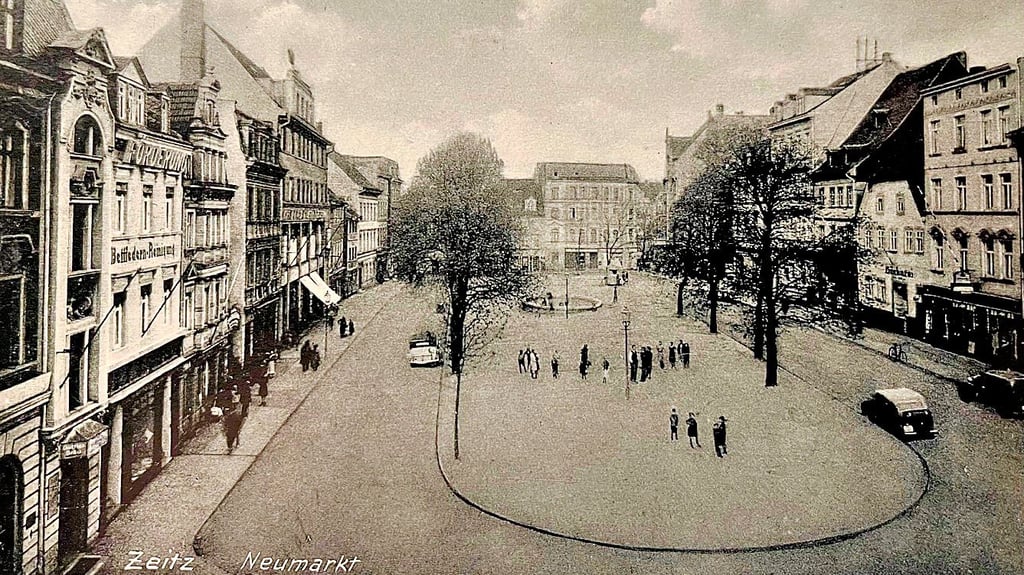 Ein Vergleich zu „noch früher“, nämlich 1905,  und zu heute: So sah der Zeitzer Neumarkt um 1940 aus. 