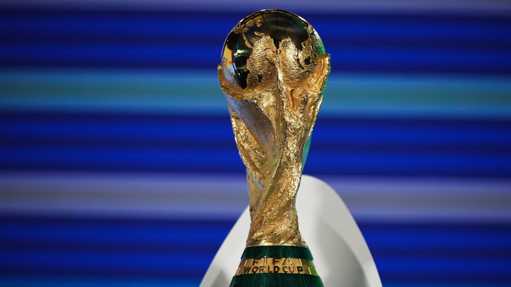 Das Ziel aller Fußball-Träume: Die WM-Trophäe. Am Freitagabend deutscher Zeit wird in Washington ausgelost, wer in der Vorrunde gegeneinander spielt. Auf welche Gegner trifft die DFB-Elf? Drumherum versprechen Fifa und die USA eine große Show.