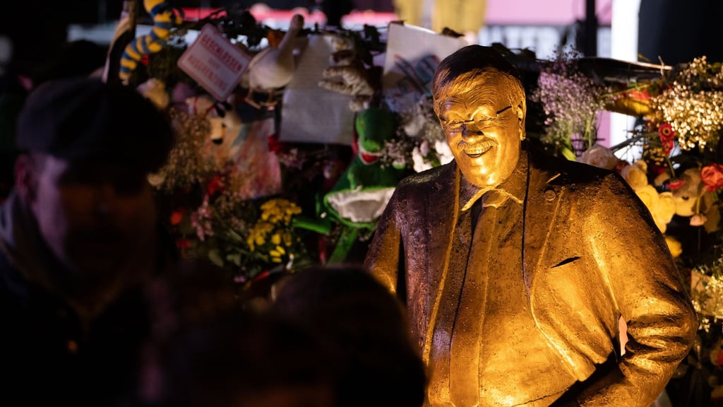 Seit Dienstag steht vor der CDU-Parteizentrale in Berlin eine Statue des ermordeten CDU-Politikers Walter Lübcke. Das Zentrum für Politische Schönheit hat sie dort aufgestellt.