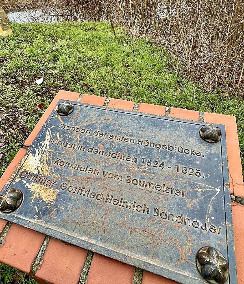 Eine Gedenktafel wurde an der Saalebrücke in Nienburg angebracht.