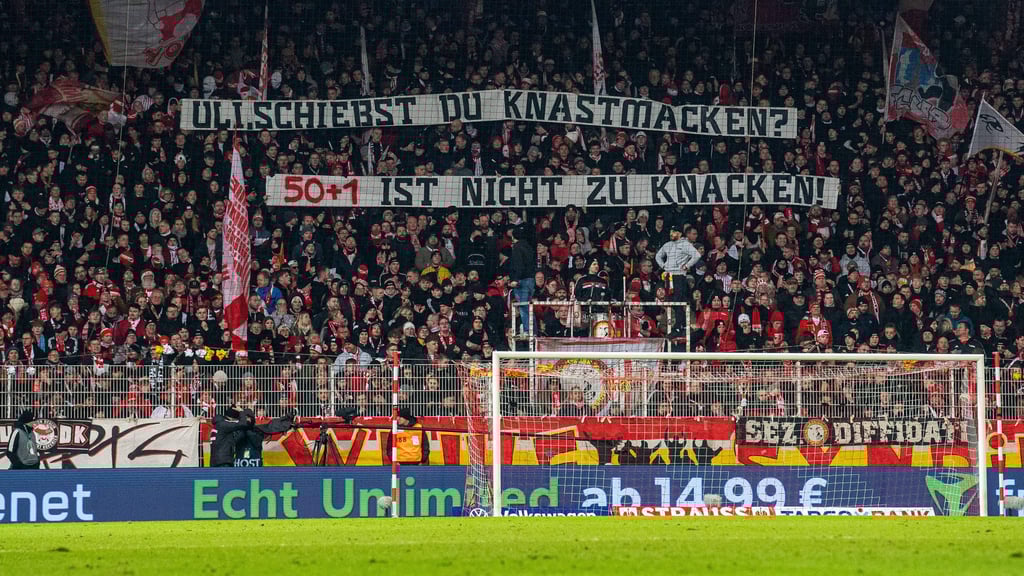 Spruchbanner gegen Hoeneß' Forderung nach Abschaffung der 50+1-Regel beim Pokalspiel zwischen den Bayern und Union Berlin