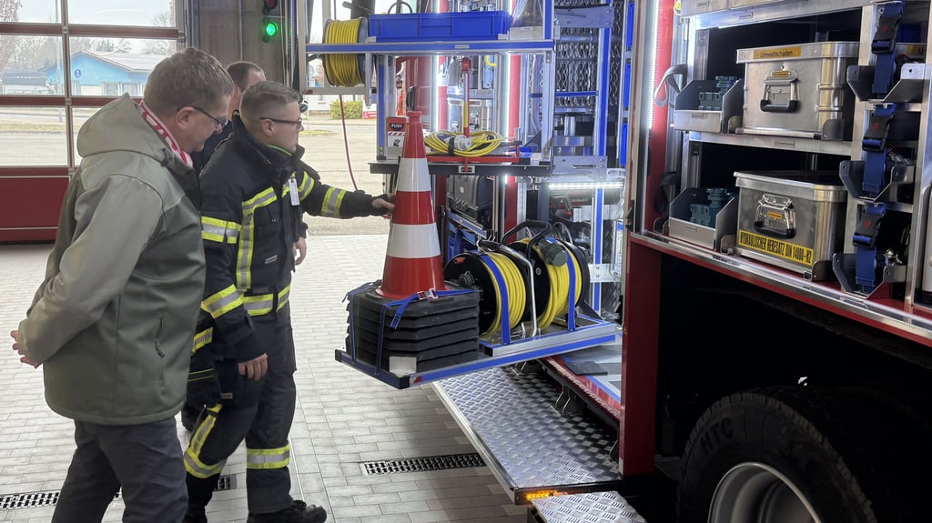 Bürgermeister Olaf Meining inspiziert den neuen Rüstwagen am 4. Dezember 2025 in Salzwedel