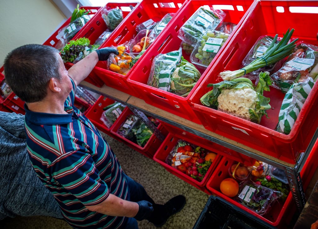 Vielen Tafeln fehlen immer noch dringend Helferinnen und Helfer. (Archivbild)