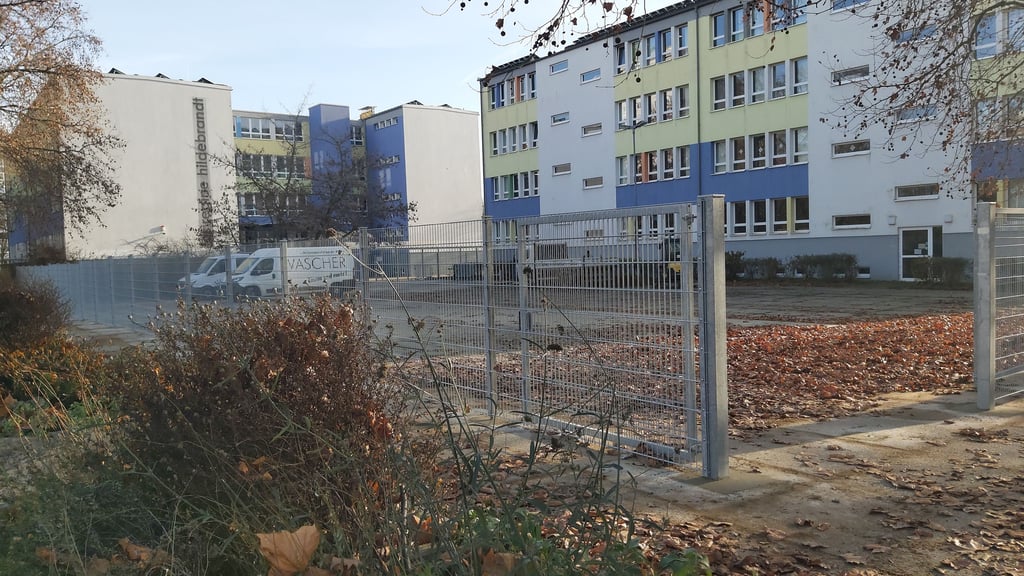 Die Fläche der abgerissenen Imbisse in Magdeburg-Nord wird zur Vergrößerung eines Schulhofs eingezäunt.